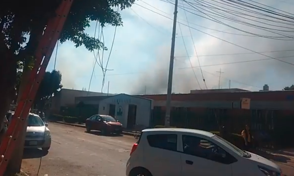 Se incendia bodega del Hospital del Niño Poblano
