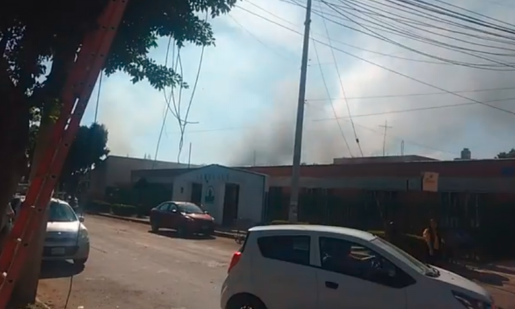 Se incendia bodega del Hospital del Niño Poblano