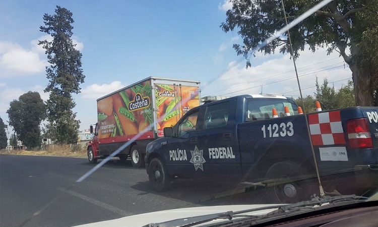 Casi se roban camión de Coca-Cola en Puebla