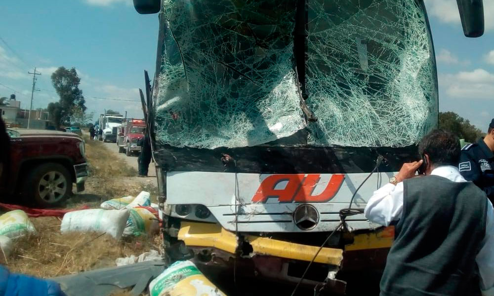 Intento de asalto provoca accidente contra autobús AU