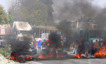 Piden libertad para madre al bloquear la México-Puebla