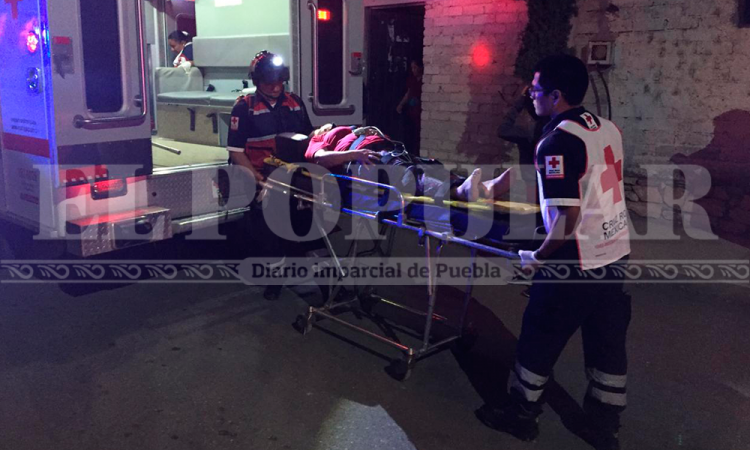 Hombre lanza a su esposa de un segundo piso en Tehuacán