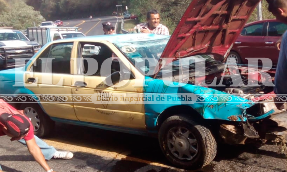 Taxista se salva tras aparatosa volcadura en la México-Tuxpan