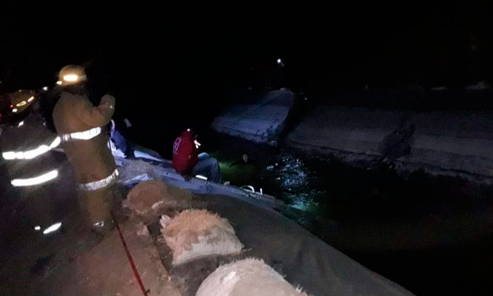 Bomberos rescatan cadáveres de tanque de agua en Huixcolotla