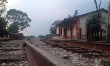 Encuentran a baleado junto a las vías del tren 