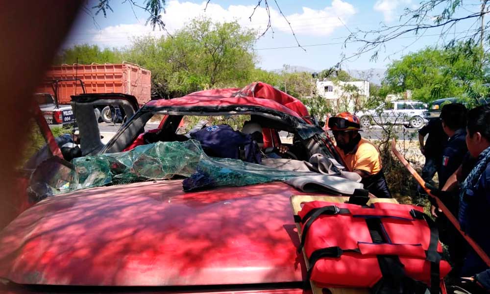 Fallece conductor en fuerte choque en Tlacotepec