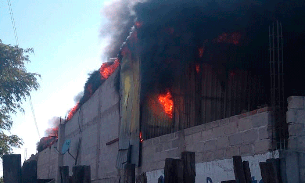 Se registra incendio de una bodega en Tlacotepec de Juárez