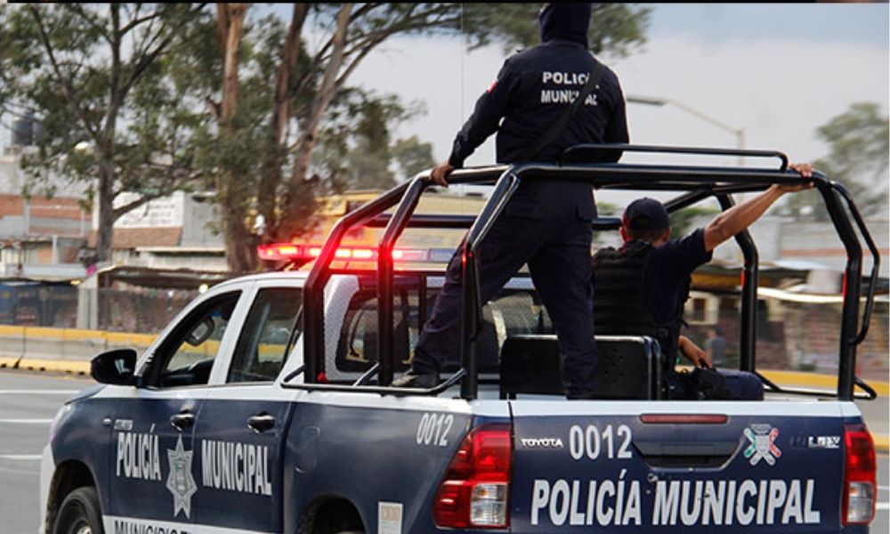 Policía de Tlacotepec de Juárez cae de la batea de una patrulla
