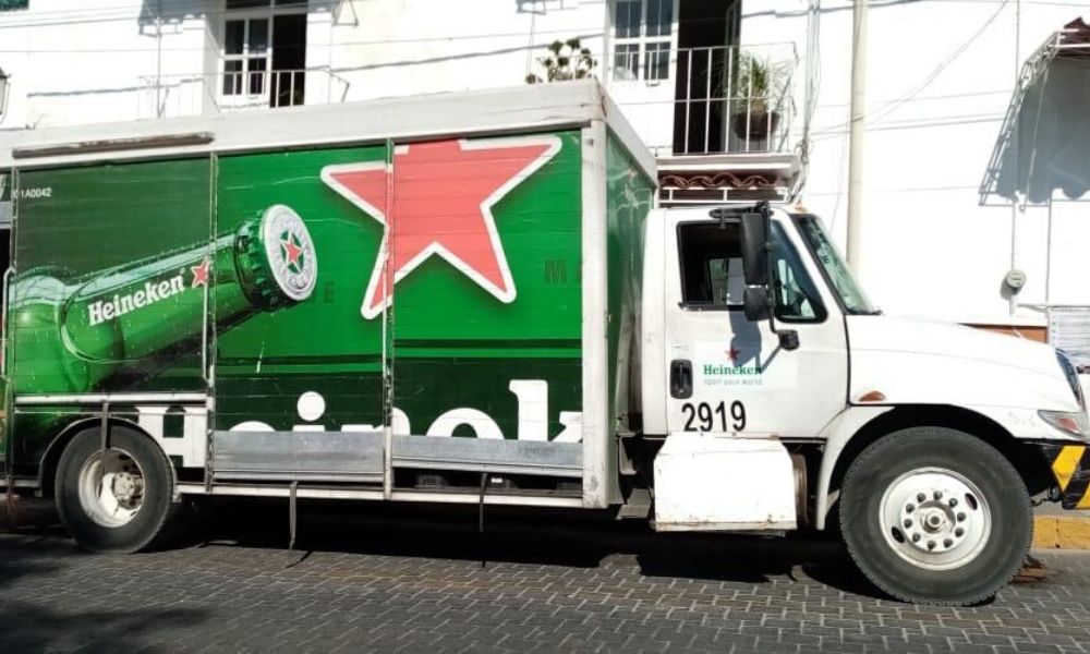 Frustran robo de camión repartidor de Heineken