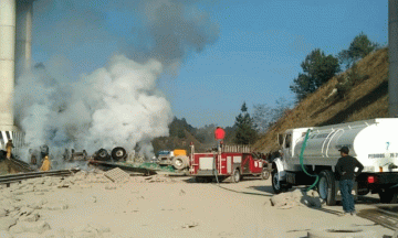 Tras quedarse sin frenos, tráiler vuelca y se incendia en autopista México-Tuxpan