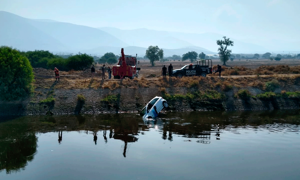 Rescatan camioneta hundida en Tecamachalco