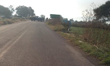 Abandonan cadáver con narcomensaje en Tecamachalco