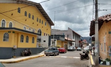 En fuerte operativo aseguran a presunto narcomenudista en Ahuazotepec