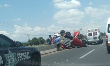 Aparatosa volcadura en arco de Seguridad de Cuapiaxtla