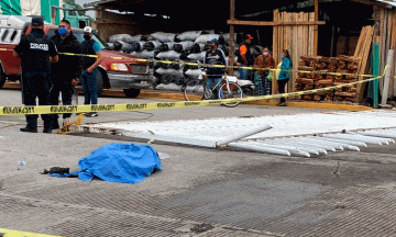 Cae portón sobre dos hombres en  Central de Abastos de Huixcolotla