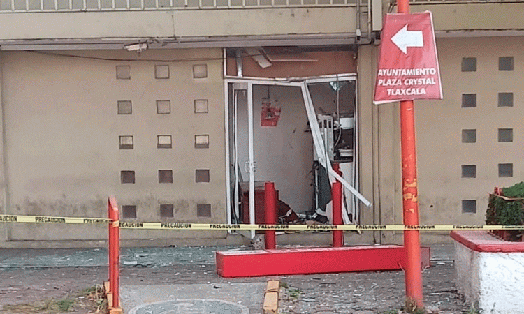 Con explosivos roban cajero automático en Texmelucan