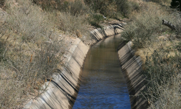 Macabro hallazgo en acequia de Izúcar 