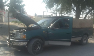 Recuperan camioneta robada tras persecución policiaca 