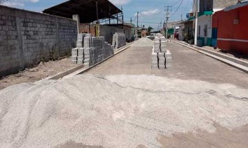 Habitantes de Tepeojuma se roban material de pavimentación