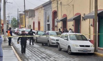 Asaltantes dejan a su víctima amarrada dentro de un auto en Atlixco