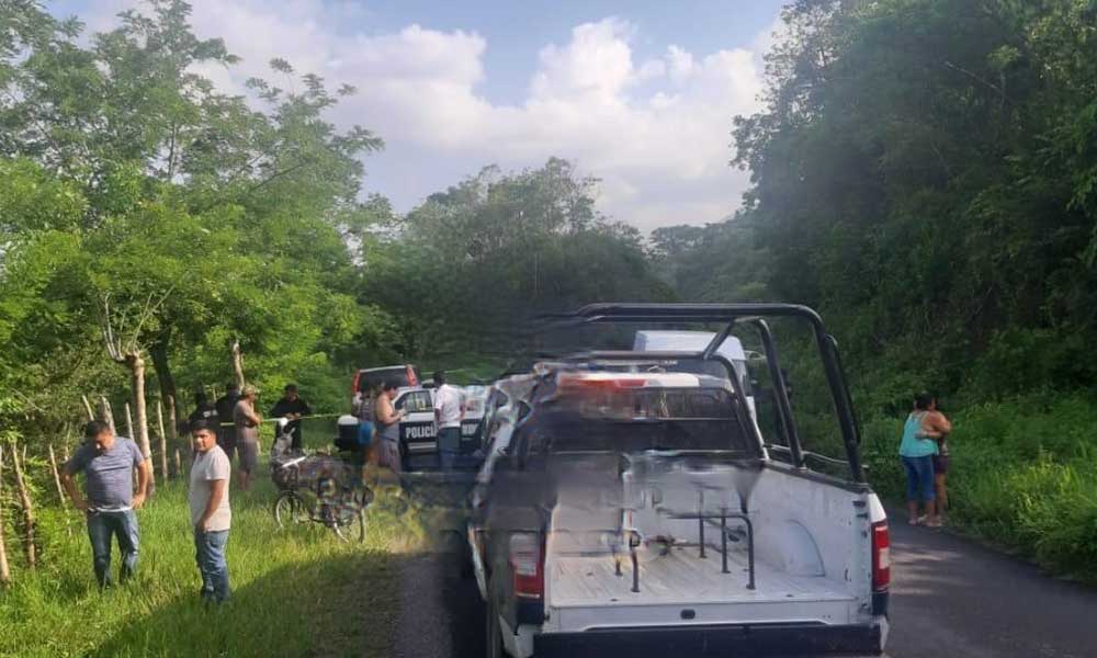 Hallan a joven asesinado a un costado de la carretera a Xicotepec
