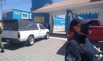 Mujer mata a hombre en un motel en Acajete