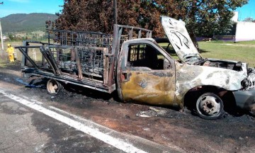 Huachicoleros escapan y prenden fuego a la camioneta en Ahuazotepec