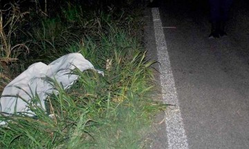 Hermanos fallecen en accidente vial por chocar contra un poster