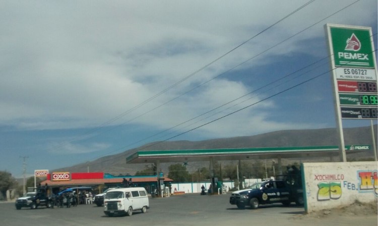 Sujetos realizan detonaciones para asaltar gasolinera en la federal Puebla-Tehuacán