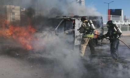 Camioneta termina calcinada en la Reserva Territorial Atlixcáyotl