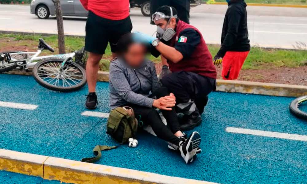Mujer cae mientras ejercitaba en Ciclovía del Periférico, a la altura de Camino Real