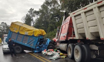 Por la fuerza del impacto, la camioneta quedó destrozada y ambos ocupantes resultaron heridos.