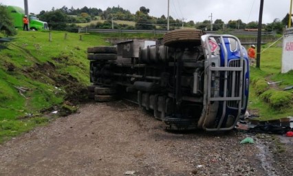 Vuelca pipa cargada con gasolina en la Puebla-Córdoba