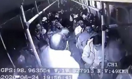 ¡Otro vídeo! Pasajero dispara contra sujetos en intento de asalto a camión en México – Puebla