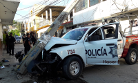 Patrulla de Policía Estatal impacta contra poste en Izúcar