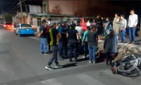 Moto choca contra auto en Huixcolotla; hay 3 lesionados