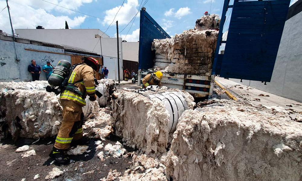 Incendia camión que llevaba algodón en colonia Xonaca