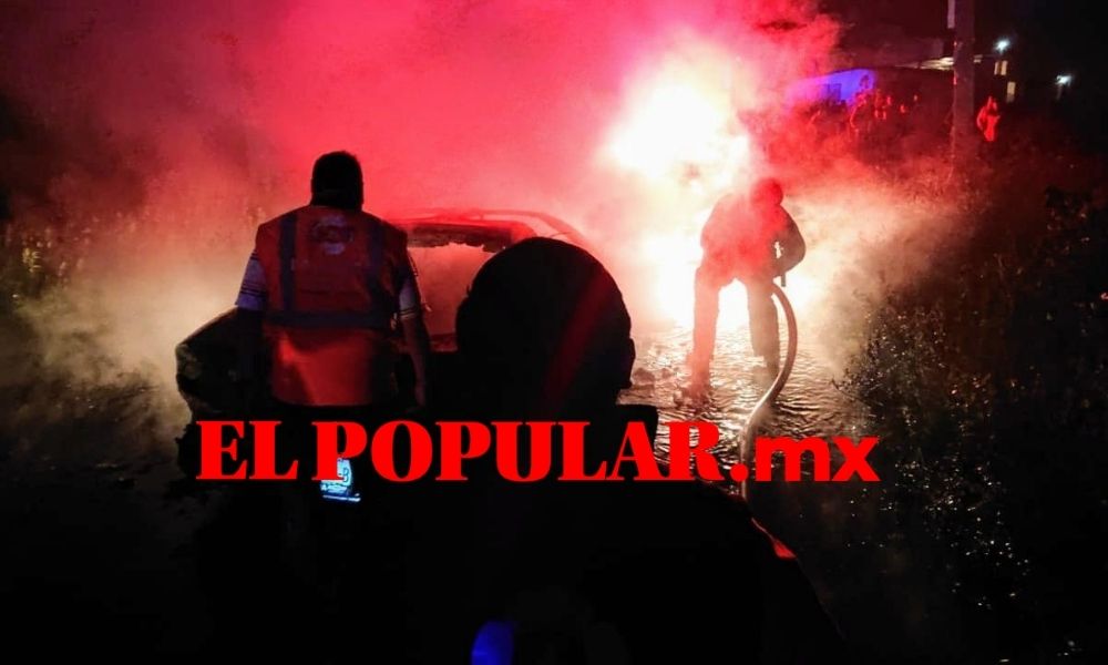Familia sale ilesa de incendio provocado por su auto en Huejotzingo