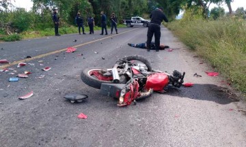 Muere motociclista al chocar contra camioneta en la vía a Hueyotlipan