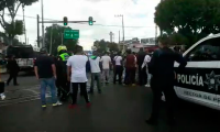 Percance vial provoca riña entre comerciantes del mercado Hidalgo y policías