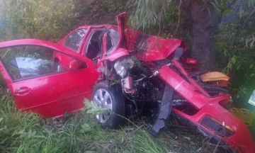 Mueren dos en choque de auto contra árbol en Xoxtla 