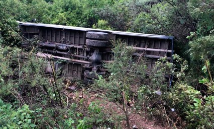 Niña sale lesionada en volcadura de autobús en Huehuetlán