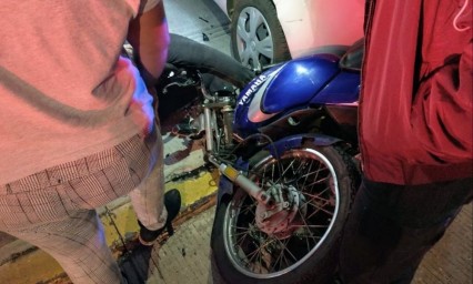 Motociclista termina prensado tras choque en la colonia Mayorazgo