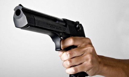 Por un celular y algo de efectivo, delincuentes balean a joven al sur de la ciudad