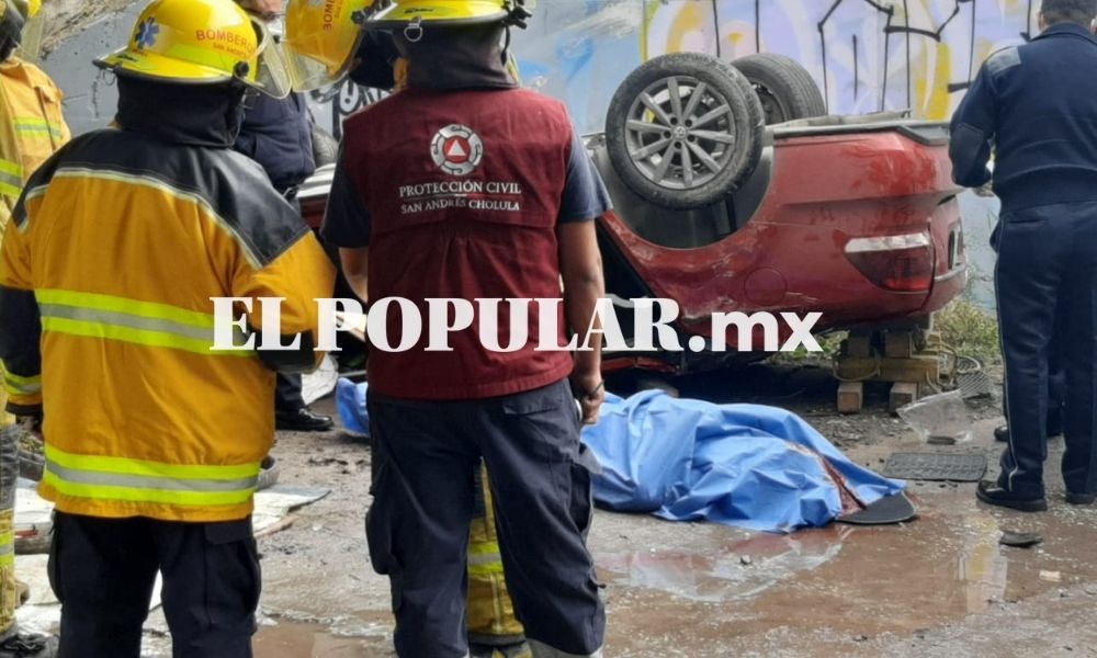 Automovilista muere al volcar y caer de puente en San Andrés Cholula 