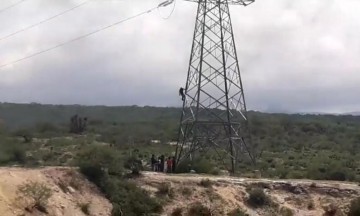 El hombre se recostó cerca de uno de los cables de alta tensión.