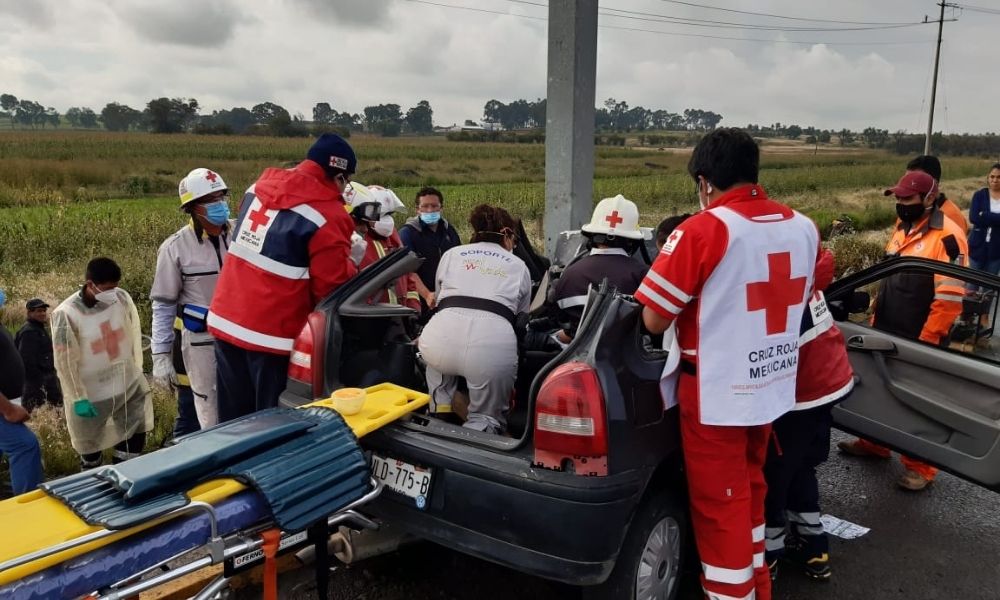 Automovilsta queda prensado en choque en Huejotzingo 