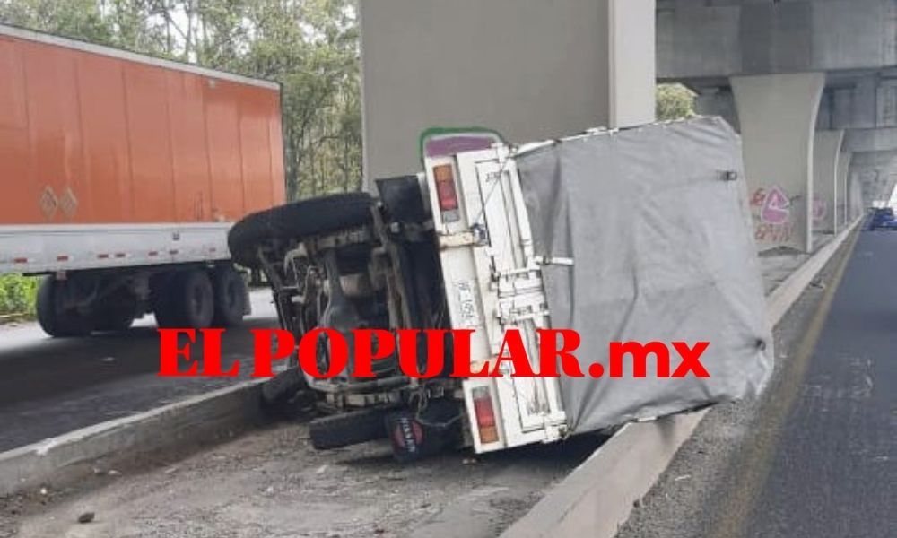 Invasión de carril provoca volcadura en la autopista México-Puebla