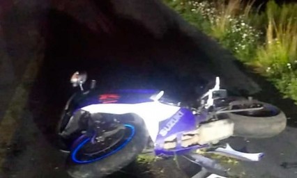 Pareja derrapa en moto deportiva; la pasajera muere