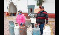 Policías detienen a pareja por traficar tanques de Gas LP